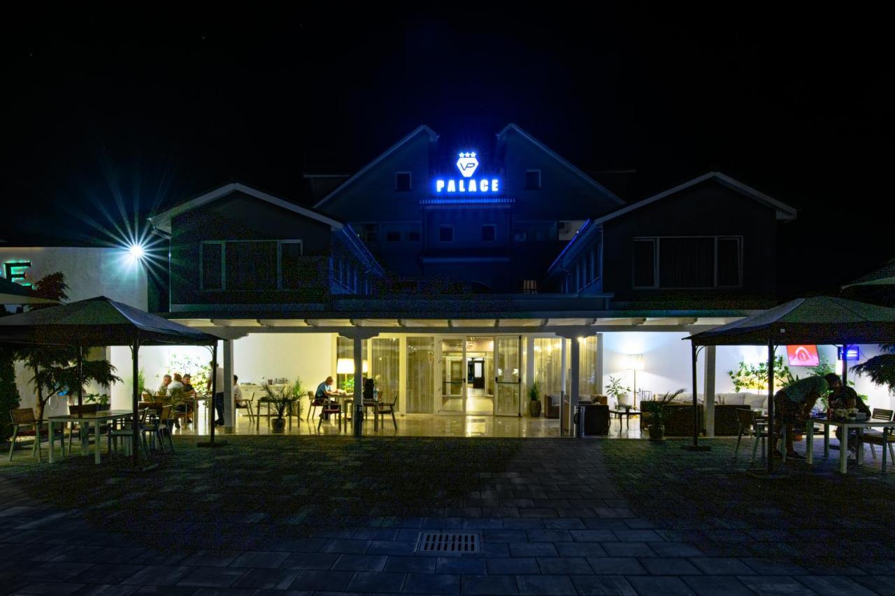 Vila Palace Caransebes Exterior photo
